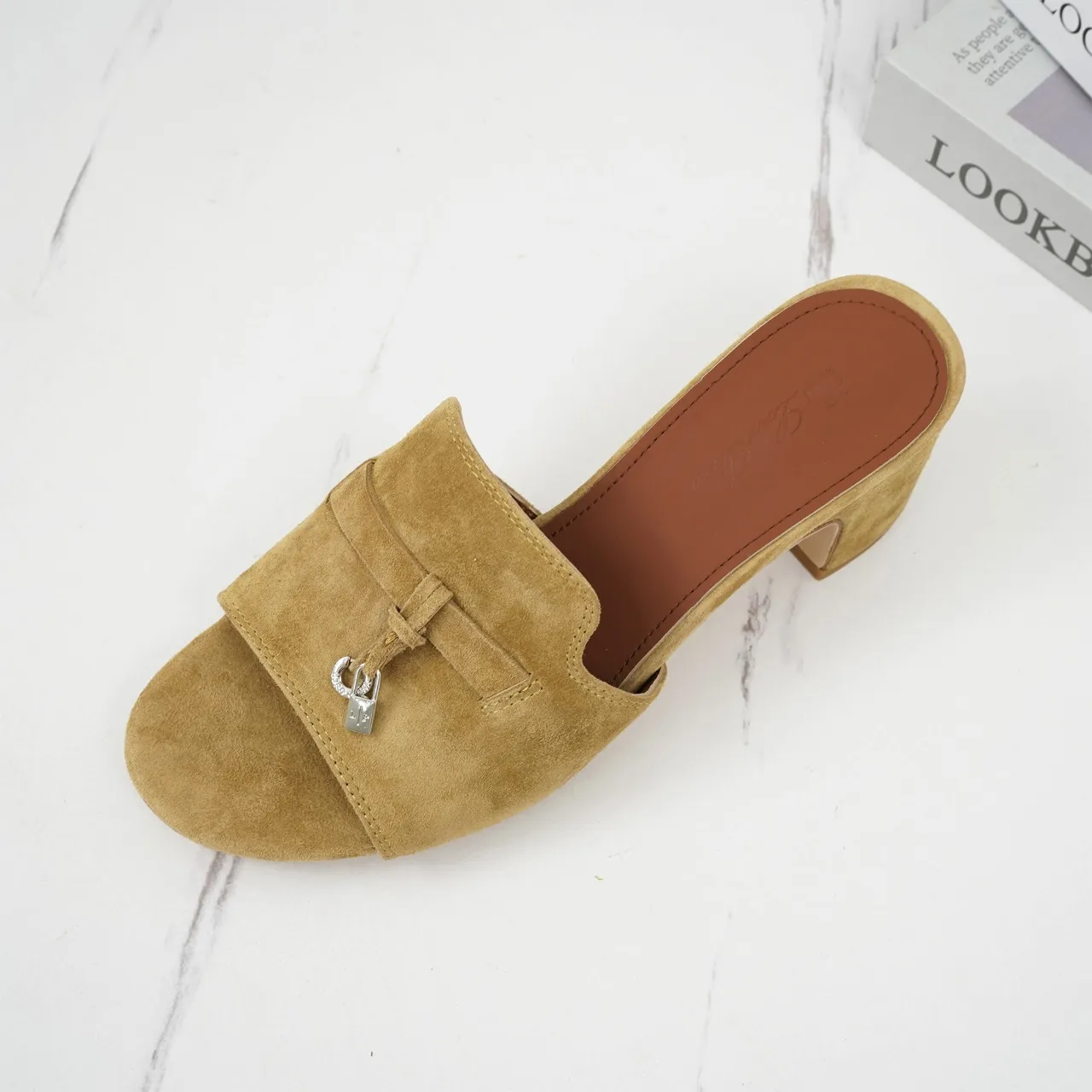 👟👟Ex-factory price 440👟👟 Genuine leather sole +30 suede sheepskin slippers with a strap decorated with Loro Piana My Charms charms and decorated with tone-on-tone stitching. Sophisticated and feminine, it pairs well with both city and resort looks. For those looking for an elegant upgrade, the summer glamor slipper is known for its slim open-back silhouette. size: 35-44 (custom-made sizes 43 and 44 are non-returnable) Upper: imported suede sheep leather (sheep), cowhide ostrich pattern, cowhide snake pattern Lining: imported high-grade mixed sheep silk Heel height: 5.5CM